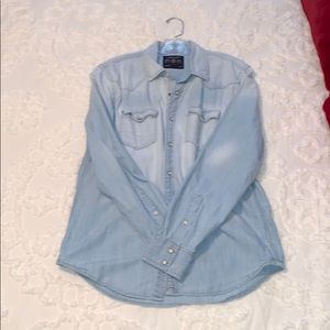 LIGHT WASH DENIM BUTTON DOWN